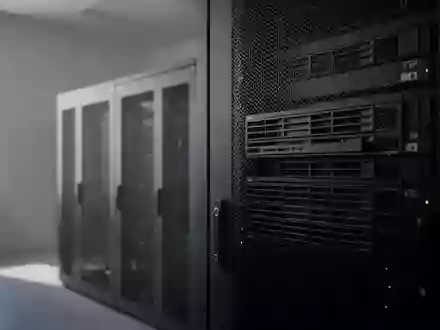 Ein minimalistischer Serverschrank in einem professionellen Rechenzentrum bei natürlichem Licht. - Foto: über boerse-global.de
