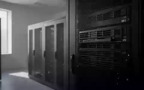 Ein minimalistischer Serverschrank in einem professionellen Rechenzentrum bei natürlichem Licht. - Foto: über boerse-global.de