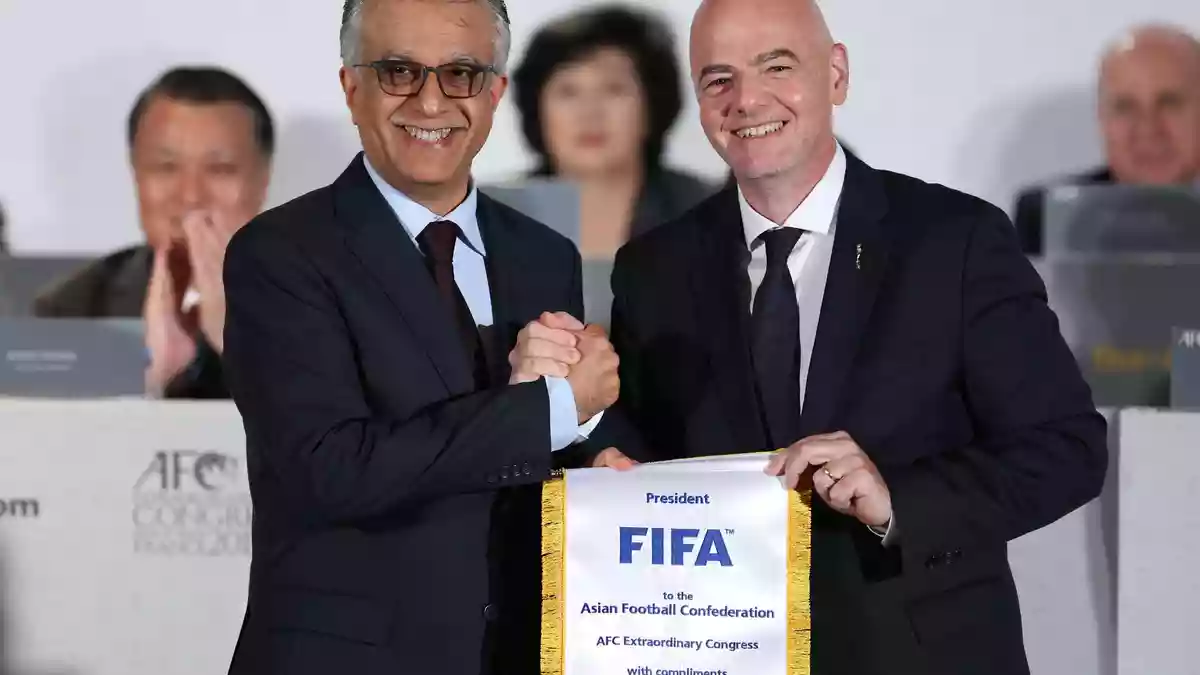 Gianni Infantino (r) mit Salman bin Ibrahim al-Chalifa, Chef des asiatischen Fußballverbands. (Archivbild) - Bild: ---/Xinhua/dpa