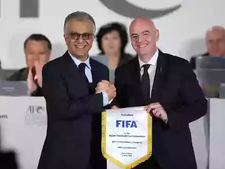 Gianni Infantino (r) mit Salman bin Ibrahim al-Chalifa, Chef des asiatischen Fußballverbands. (Archivbild) - Foto: ---/Xinhua/dpa