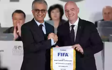 Gianni Infantino (r) mit Salman bin Ibrahim al-Chalifa, Chef des asiatischen Fußballverbands. (Archivbild) - Foto: ---/Xinhua/dpa