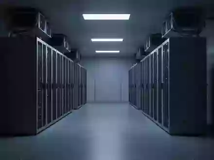 Ein minimalistischer, in blauem Licht gehaltener Technikraum mit Industrie-Serverracks. - Foto: über boerse-global.de