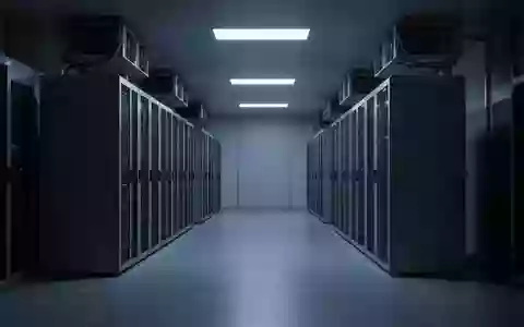 Ein minimalistischer, in blauem Licht gehaltener Technikraum mit Industrie-Serverracks. - Foto: über boerse-global.de