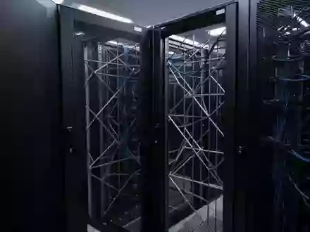 Modernes Serverraum-Umfeld mit dunklen Racks und dezenter blauer Beleuchtung. - Foto: über boerse-global.de
