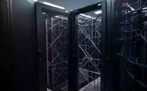 Modernes Serverraum-Umfeld mit dunklen Racks und dezenter blauer Beleuchtung. - Foto: über boerse-global.de