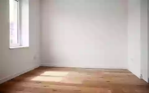 Ein minimalistisch eingerichteter, sonnendurchfluteter Arbeitsbereich in einer kleinen Wohnung. - Foto: über boerse-global.de