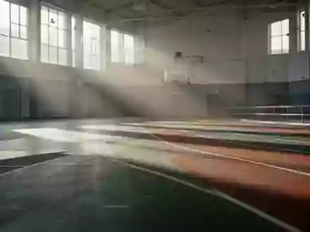 Eine leere, minimalistische Laufbahn in einer ruhigen Sporthalle mit einfallendem Morgenlicht. - Foto: über boerse-global.de