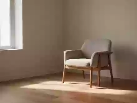 Ein ruhiger, minimalistischer Raum mit natürlichem Licht, der eine Atmosphäre von Entspannung und Wohlbefinden vermittelt. - Foto: über boerse-global.de