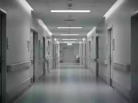 Ein steriler, moderner Krankenhausflur mit minimalistischer Architektur und sanfter Beleuchtung. - Foto: über boerse-global.de
