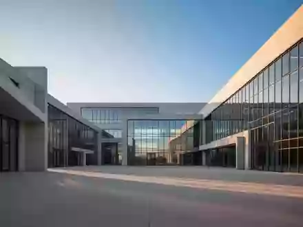 Moderne Industriebauarchitektur mit klaren geometrischen Linien und Glasfassaden im goldenen Licht. - Foto: über boerse-global.de