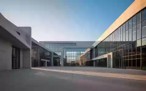 Moderne Industriebauarchitektur mit klaren geometrischen Linien und Glasfassaden im goldenen Licht. - Foto: über boerse-global.de