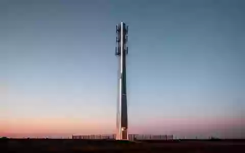 Ein einsamer Mobilfunkmast vor einem klaren Dämmerungshimmel als Symbol für die 5G-Netzinfrastruktur. - Foto: über boerse-global.de