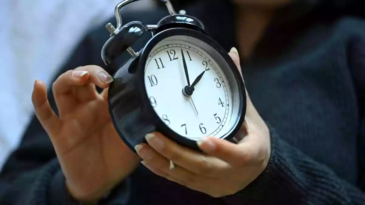 Zweimal im Jahr wird an der Uhr gedreht, im Herbst bringt dies eine Stunde mehr. (Symbolbild) - Bild: Elisa Schu/dpa
