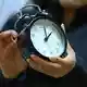 Zweimal im Jahr wird an der Uhr gedreht, im Herbst bringt dies eine Stunde mehr. (Symbolbild) - Bild: Elisa Schu/dpa