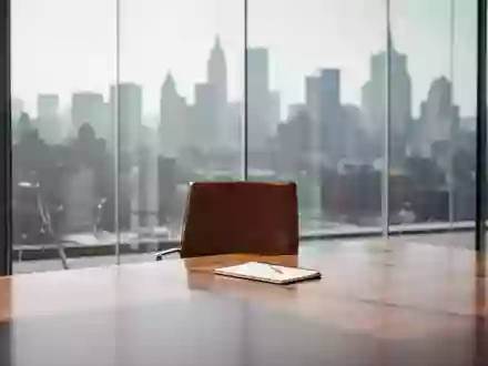 Moderner, minimalistischer Konferenzraum mit Blick auf eine Skyline bei Tageslicht. - Foto: über boerse-global.de