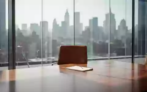 Moderner, minimalistischer Konferenzraum mit Blick auf eine Skyline bei Tageslicht. - Foto: über boerse-global.de