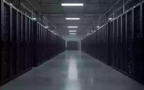 Ein weitläufiger, leerer Serverraum mit dunklen Serverschränken in einer sterilen, industriellen Umgebung. - Foto: über boerse-global.de
