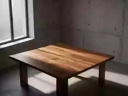 Ein minimalistischer, leerer Raum mit weichem Tageslicht, das Schatten auf einen Holztisch wirft. - Foto: über boerse-global.de
