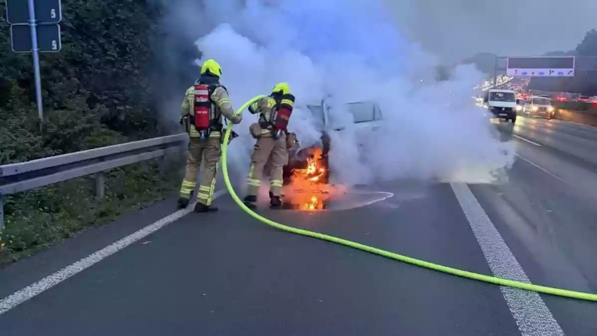 FW Ratingen: PKW-Brand auf der BAB 3 - Bild: presseportal.de