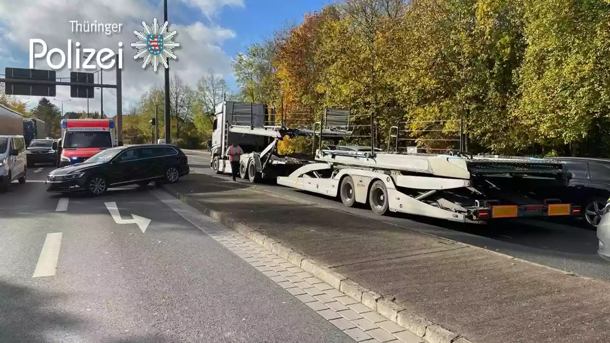 LPI-NDH: Lkw schiebt Auto auf die Gegenfahrbahn - Bild: presseportal.de