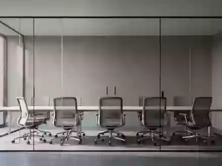 Ein minimalistisches, modern eingerichtetes Büro mit leeren Arbeitsplätzen und natürlichem Lichteinfall. - Foto: über boerse-global.de