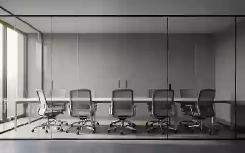 Ein minimalistisches, modern eingerichtetes Büro mit leeren Arbeitsplätzen und natürlichem Lichteinfall. - Foto: über boerse-global.de