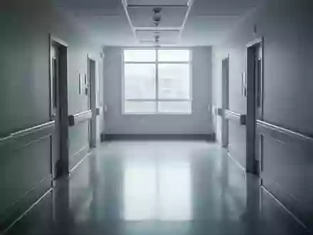 Ein leerer, minimalistischer Krankenhausflur mit einfallendem Tageslicht und glänzendem Boden. - Foto: über boerse-global.de