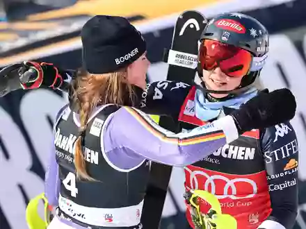 Herausforderin und Dominatorin: Emma Aicher (l.) mit Mikaela Shiffrin. (Archivbild) - Foto: Marco Trovati/AP/dpa