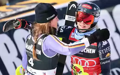 Herausforderin und Dominatorin: Emma Aicher (l.) mit Mikaela Shiffrin. (Archivbild) - Foto: Marco Trovati/AP/dpa