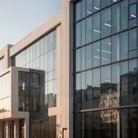 Moderne, minimalistische Büroarchitektur in Istanbul bei Tageslicht zur Veranschaulichung regulatorischer Transparenz. - Foto: über boerse-global.de