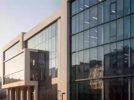 Moderne, minimalistische Büroarchitektur in Istanbul bei Tageslicht zur Veranschaulichung regulatorischer Transparenz. - Foto: über boerse-global.de