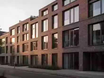 Moderne Wohnhausfassade in Hamburg bei spätem Nachmittagslicht. - Foto: über boerse-global.de