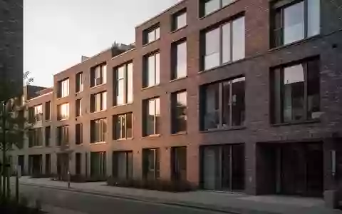 Moderne Wohnhausfassade in Hamburg bei spätem Nachmittagslicht. - Foto: über boerse-global.de