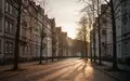 Eine leere Wohnstraße in einem deutschen Stadtviertel mit historischer Architektur und langen Schatten im Abendlicht. - Foto: über boerse-global.de