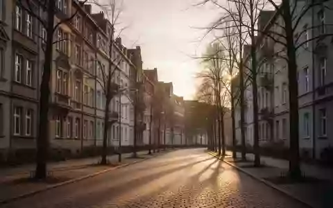 Eine leere Wohnstraße in einem deutschen Stadtviertel mit historischer Architektur und langen Schatten im Abendlicht. - Foto: über boerse-global.de
