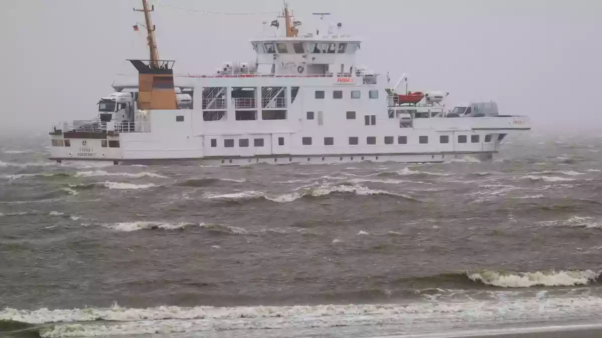 «Von Westen zieht bis Sonntag ein weiteres Sturmtief zum Nordteil der Nordsee.» - Bild: Volker Bartels/dpa
