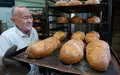 Auch mit 85 Jahren mit Leidenschaft in der Backstube: Gert Ebenrecht ist seit 65 Jahren Bäckermeister - dafür wird er von der Handwerkskammer Halle geehrt.  - Foto: Hendrik Schmidt/dpa
