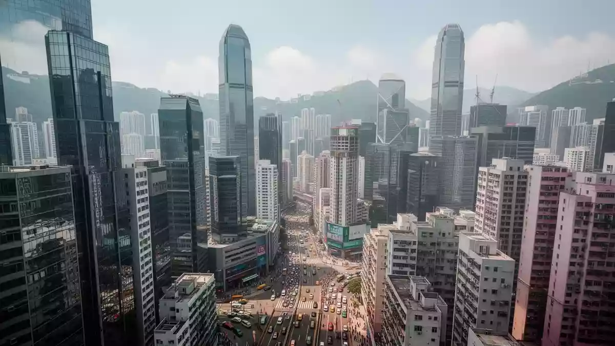 Hang Seng erholt sich nach Tech-Ausverkauf, Abwärtstrend bleibt intakt