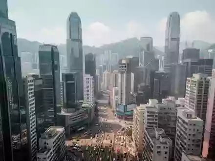 Blick auf die Skyline von Hongkong im Stadtteil Central an einem klaren Tag. - Foto: über boerse-global.de