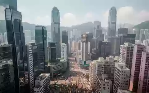 Blick auf die Skyline von Hongkong im Stadtteil Central an einem klaren Tag. - Foto: über boerse-global.de