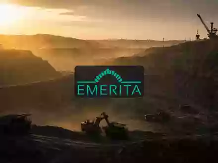 Moderne Tagebau-Mine in einer bergigen Landschaft bei Sonnenaufgang mit Fokus auf geologische Erschließung. - Foto: über boerse-global.de