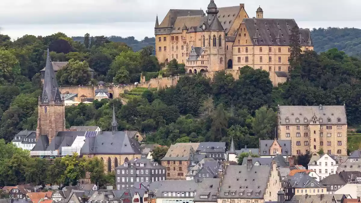 Ein Verbrechen an einer 35-jährigen Frau erschüttert die Stadt. (Symbolbild) - Bild: Christian Lademann/dpa