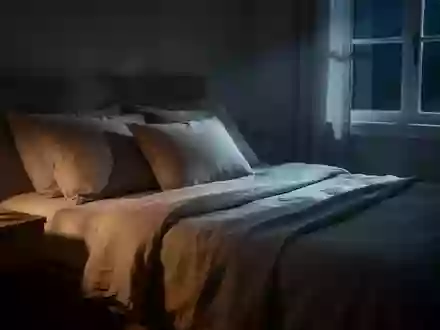 Ein ruhig gestaltetes Schlafzimmer bei Nacht mit sanftem Mondlicht, das durch ein Fenster fällt. - Foto: über boerse-global.de
