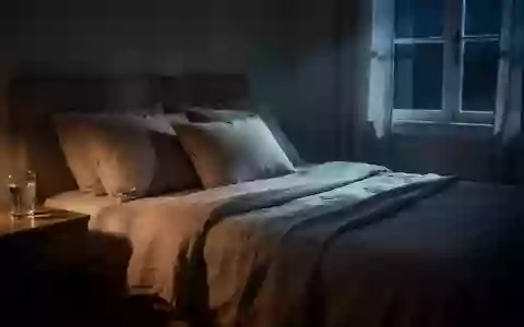 Ein ruhig gestaltetes Schlafzimmer bei Nacht mit sanftem Mondlicht, das durch ein Fenster fällt. - Foto: über boerse-global.de