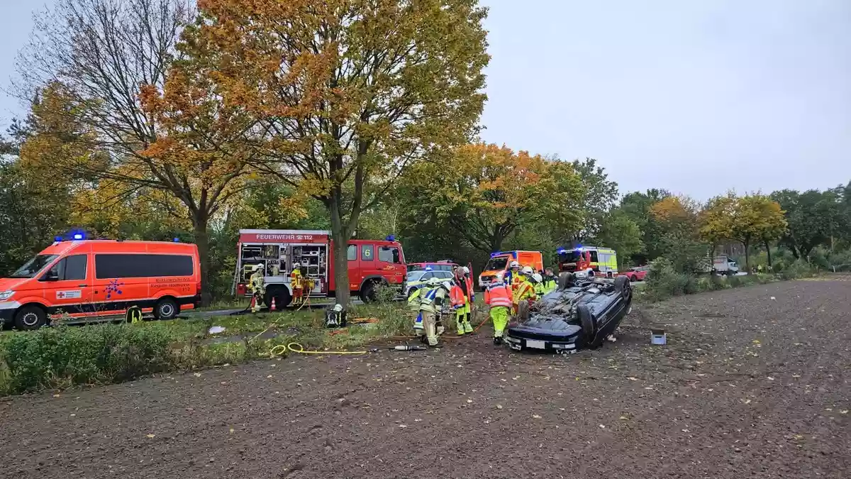 FW Lehrte: PKW Unfall zwischen Lehrte und Immensen - PKW schleudert über Gegenfahrbahn auf Acker - Bild: presseportal.de