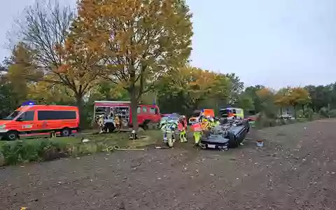 FW Lehrte: PKW Unfall zwischen Lehrte und Immensen - PKW schleudert ĂŒber Gegenfahrbahn auf Acker - Foto: presseportal.de