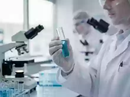 Wissenschaftler in einem modernen Labor bei der Untersuchung einer medizinischen Ampulle. - Foto: über boerse-global.de