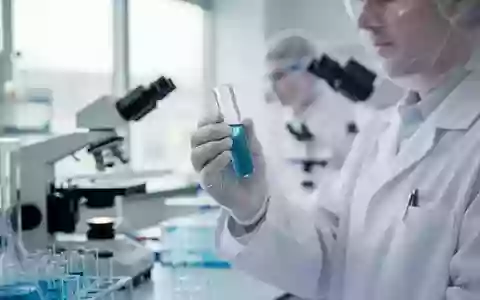 Wissenschaftler in einem modernen Labor bei der Untersuchung einer medizinischen Ampulle. - Foto: über boerse-global.de