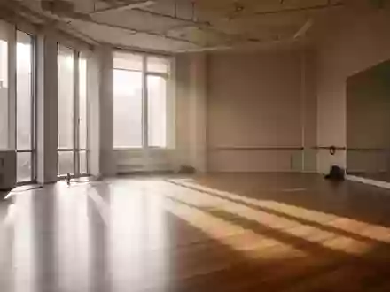 Ein heller, minimalistischer Übungsraum mit Holzboden und einfallendem Tageslicht. - Foto: über boerse-global.de