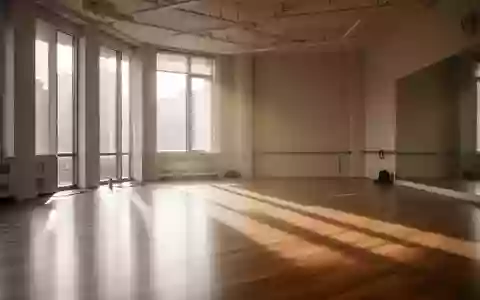 Ein heller, minimalistischer Übungsraum mit Holzboden und einfallendem Tageslicht. - Foto: über boerse-global.de
